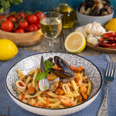 Un formato di pasta tipico della tradizione campana, condito con un delizioso sugo di crostacei e frutti mare macchiato di rosso. Ideale come primo piatto per il menù delle Feste