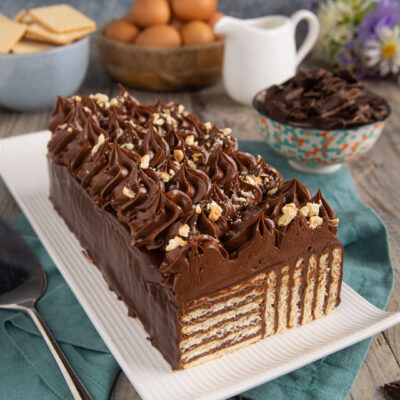 Una torta a base di biscotti con una golosa farcitura e ricopertura al cioccolato. Semplice da preparare anche con i bambini!