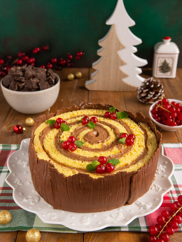 Un dolce natalizio a forma di spirale, composto da un classica pasta biscotto farcita al cioccolato e decorata con il cioccolato plastico