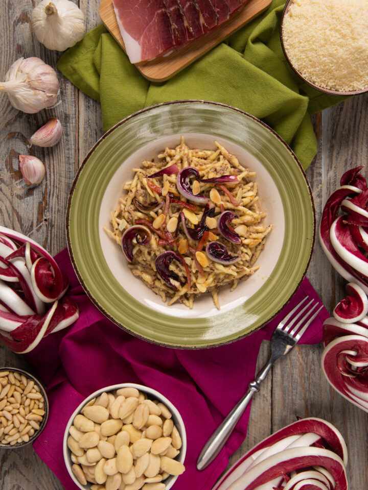 Le trofie al pesto di radicchio e speck sono una rivisitazione in chiave invernale e "montana" di una ricetta tipicamente estiva e ligure: stesso formato ma condimento diverso!