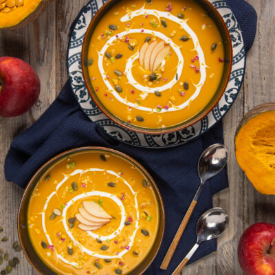 Vellutata di mele e zucca, con cavolfiore e yogurt: un antipasto da gustare caldo, freddo o a temperatura ambiente e ideale come apertura per un pranzo in qualsiasi occasione