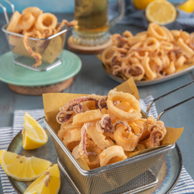 Un secondo piatto o uno street food velocissimo da preparare e ricco di gusto, capace di trasformare questi molluschi in anelli dorati e croccanti dal sapore di mare
