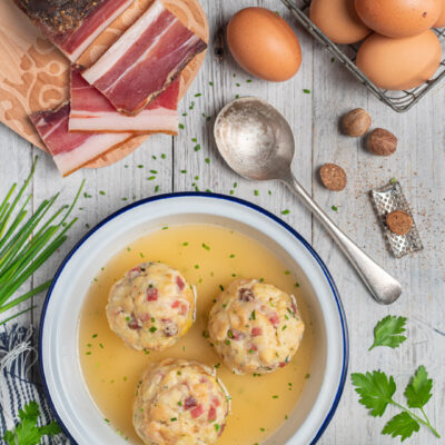 Grossi gnocchi tipici della cucina altoatesina, che si preparano con un impasto di pane raffermo, uova, formaggi e salumi e si cuociono e si consumano tradizionalmente in brodo