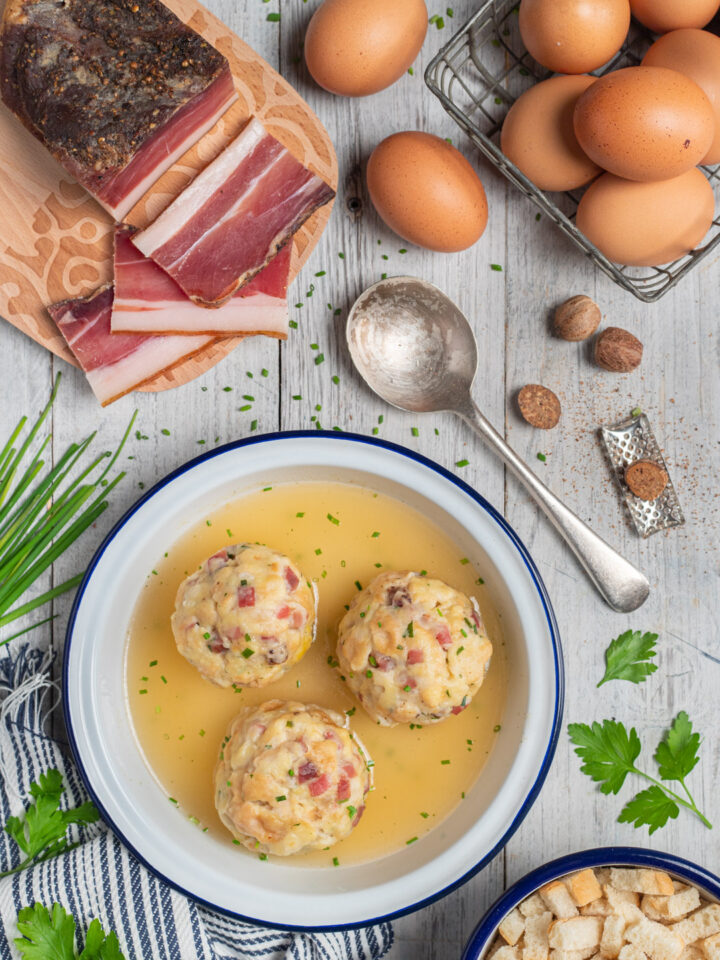 Grossi gnocchi tipici della cucina altoatesina, che si preparano con un impasto di pane raffermo, uova, formaggi e salumi e si cuociono e si consumano tradizionalmente in brodo