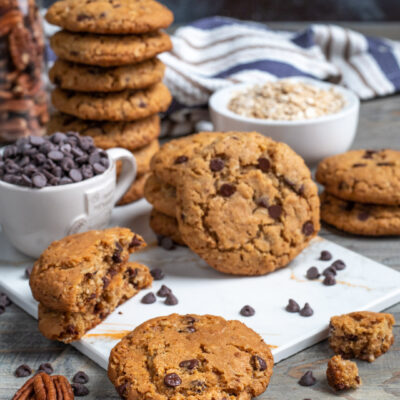 I cookies sono i biscotti americani per eccellenza: grandi e arricchiti con gocce di cioccolato, ideali da inzuppare nel latte
