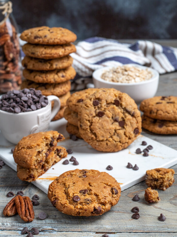 I cookies sono i biscotti americani per eccellenza: grandi e arricchiti con gocce di cioccolato, ideali da inzuppare nel latte