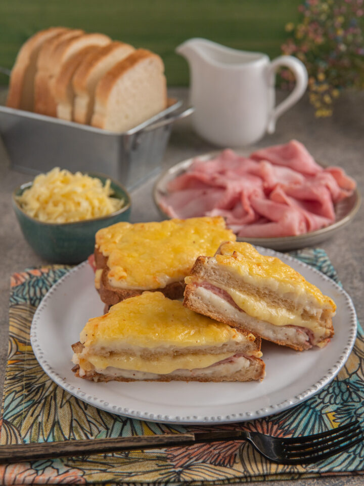 Un sandwich di origine francese, ripieno di prosciutto, formaggio e besciamella e cotto in forno per renderlo croccante fuori e cremoso dentro