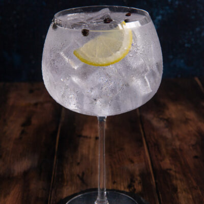 Un cocktail a base di Gin, acqua tonica e ghiaccio, caratterizzato dalle note speziate di ginepro