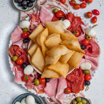 Una sfoglia lievitata e fritta, tipicamente consumata in Emilia Romagna e in Lombardia come aperitivo o street food accompagnata da salumi