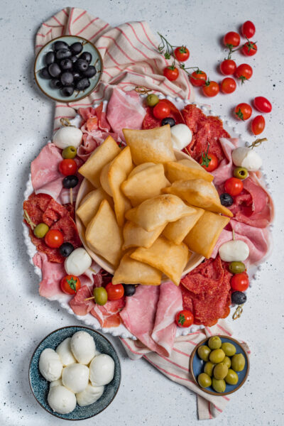 Una sfoglia lievitata e fritta, tipicamente consumata in Emilia Romagna e in Lombardia come aperitivo o street food accompagnata da salumi