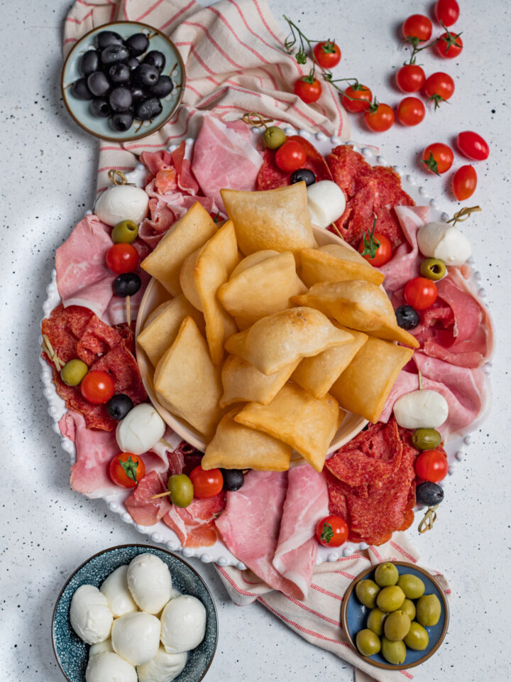 Una sfoglia lievitata e fritta, tipicamente consumata in Emilia Romagna e in Lombardia come aperitivo o street food accompagnata da salumi