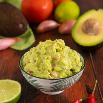 È il condimento messicano per eccellenza: una crema vellutata a base di avocado, lime, pomodori e peperoncino, ideale per farcire tortillas e altri street food o per accompagnare i croccanti nachos