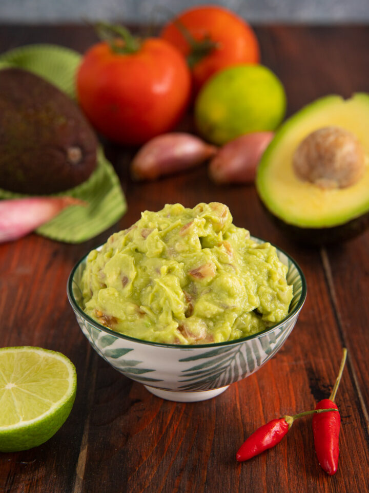 È il condimento messicano per eccellenza: una crema vellutata a base di avocado, lime, pomodori e peperoncino, ideale per farcire tortillas e altri street food o per accompagnare i croccanti nachos