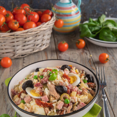 Un piatto unico estivo, fresco e coloratissimo, in cui il riso incontra gli ingredienti più diversi, che rendono la ricetta declinabile in molte versioni capaci di adattarsi ai gusti di chiunque