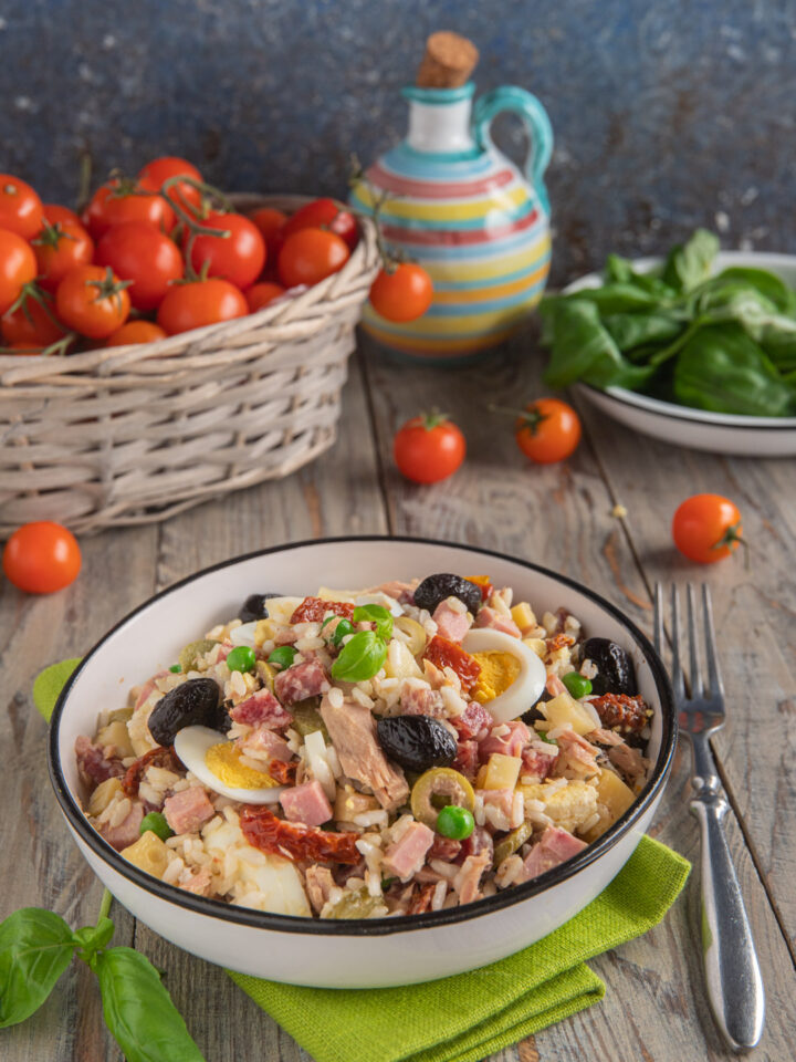 Un piatto unico estivo, fresco e coloratissimo, in cui il riso incontra gli ingredienti più diversi, che rendono la ricetta declinabile in molte versioni capaci di adattarsi ai gusti di chiunque