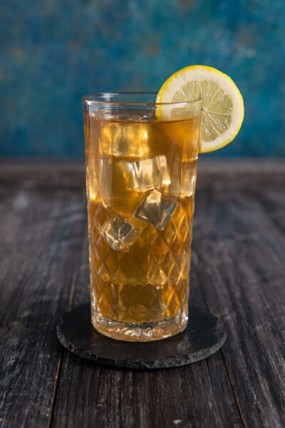 Un cocktail "mimetico" che sembra un innocuo tè freddo, ma in realtà è tra i più alcolici della miscelazione internazionale!