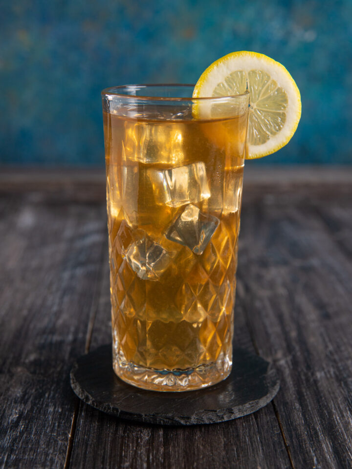 Un cocktail "mimetico" che sembra un innocuo tè freddo, ma in realtà è tra i più alcolici della miscelazione internazionale!