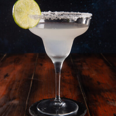 Un cocktail di origine messicana, a base di Tequila, Triple sec e lime. La vera sorpresa? La guarnizione di lime e sale che decora il bordo del bicchiere!
