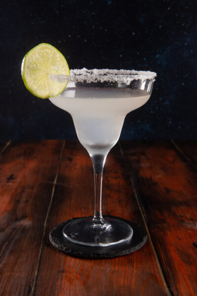 Un cocktail di origine messicana, a base di Tequila, Triple sec e lime. La vera sorpresa? La guarnizione di lime e sale che decora il bordo del bicchiere!