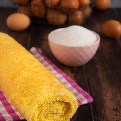 Una preparazione base della pasticceria, elastica e flessibile, adatta per rotoli, girelle e torte spirale farcite con creme, marmellate e confetture