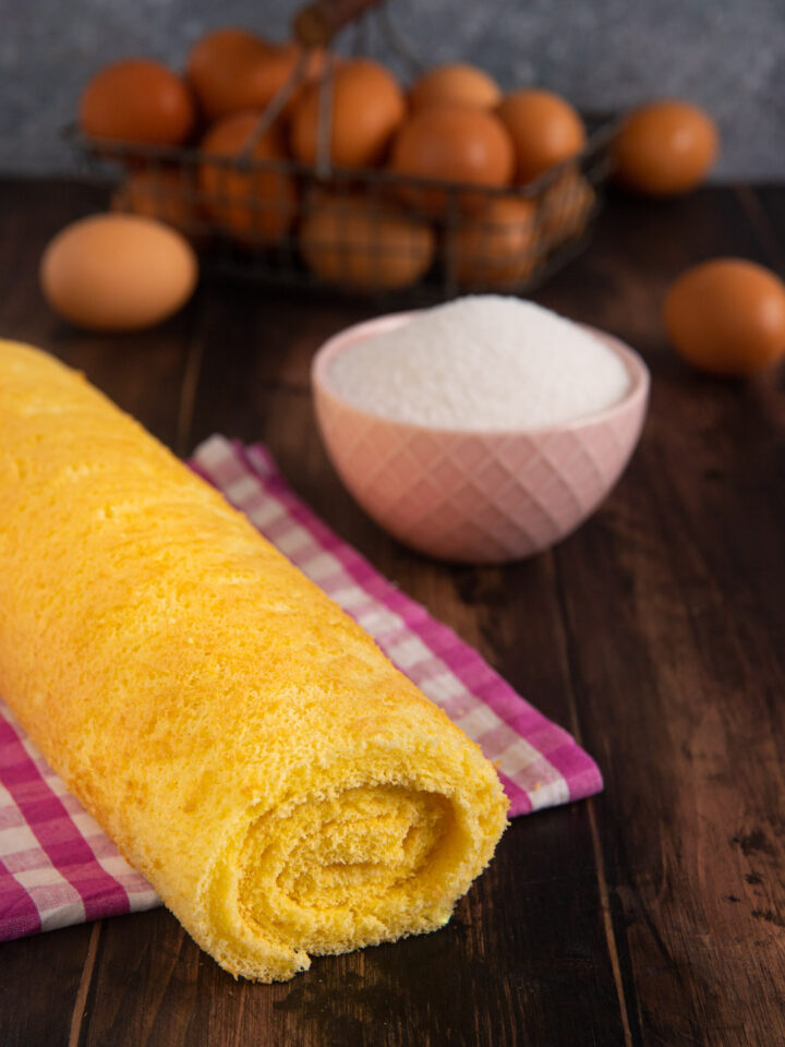 Una preparazione base della pasticceria, elastica e flessibile, adatta per rotoli, girelle e torte spirale farcite con creme, marmellate e confetture