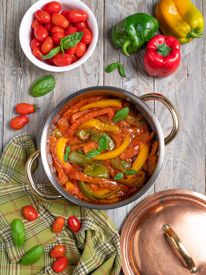 Un delizioso contorno vegetariano con i colori del sole e il profumo d'estate mediterranea, a base di peperoni, pomodori e basilico