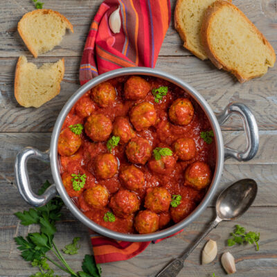 Le polpette di carne al sugo sono uno dei piatti iconici della cucina italiana, tipico di diverse regioni e sempre accompagnato dal pane per fare la scarpetta!