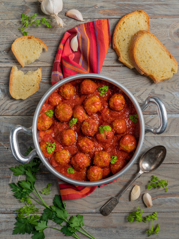 Le polpette di carne al sugo sono uno dei piatti iconici della cucina italiana, tipico di diverse regioni e sempre accompagnato dal pane per fare la scarpetta!