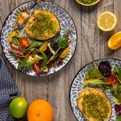 Una ricetta che vede protagonista il salmone, il quale grazie alla marinatura e alla gratinatura croccante diventa un trionfo di gusto