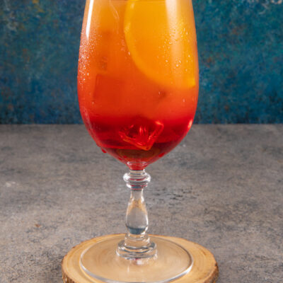 Un cocktail che ha il colore di un tramonto sulla spiaggia, dal gusto fruttato ed esotico