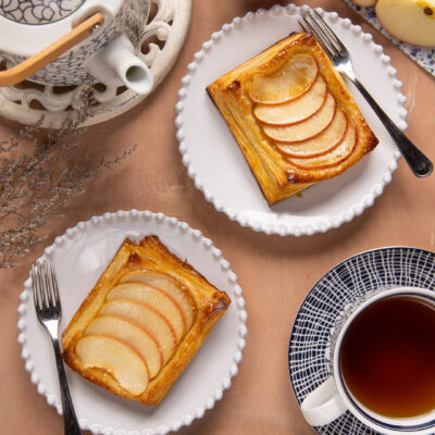 Dei dolcetti semplicissimi a base pasta sfoglia alla panna, mele fresche e confettura, ideali per l'ora del te