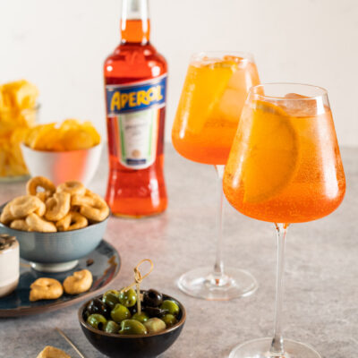 È il più classico dei drink dell'aperitivo all'italiana, una bevanda alcolica a base di Aperol, prosecco e soda, con un tocco in più dato dall'arancia