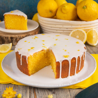 Una torta semplicissima, che assomiglia molto a una torta margherita o paradiso ma ha in più uno spiccato aroma agrumato di limone dato dalla bagna con cui è imbevuta e da una deliziosa glassa al limone
