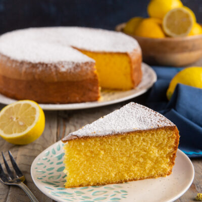 Una torta semplicissima, che assomiglia molto a una torta margherita o paradiso ma ha in più uno spiccato aroma agrumato di limone