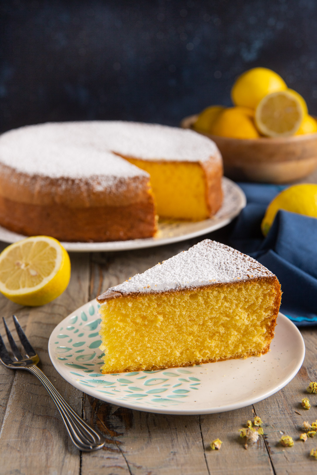 Una torta semplicissima, che assomiglia molto a una torta margherita o paradiso ma ha in più uno spiccato aroma agrumato di limone
