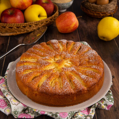 Una torta semplice che rappresenta una versione alternativa di uno dei dolci più celebri in Italia e nel mondo con protagonista le mele