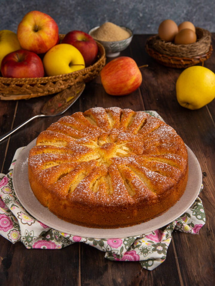 Una torta semplice che rappresenta una versione alternativa di uno dei dolci più celebri in Italia e nel mondo con protagonista le mele