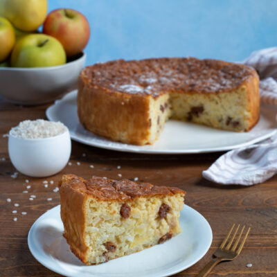 Un dolce che incrocia la torta di mele e la torta di riso, dalla consistenza compatta ma piacevolmente umida