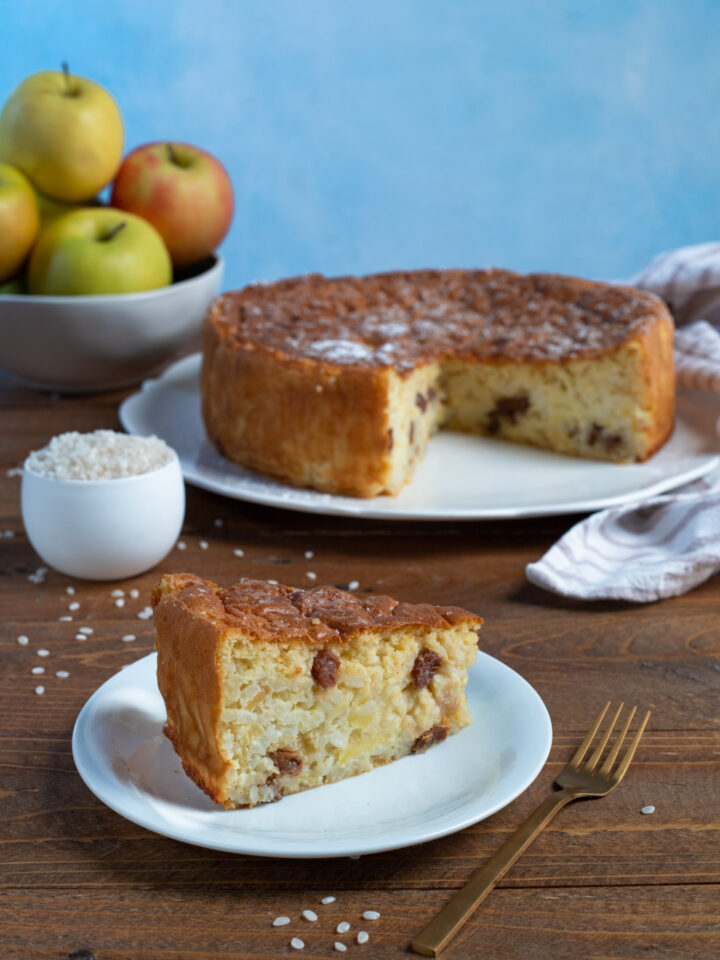 Un dolce che incrocia la torta di mele e la torta di riso, dalla consistenza compatta ma piacevolmente umida