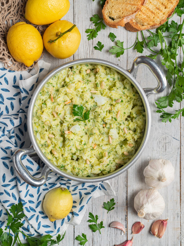 Un antipasto dal nome goliardico, tipico della cucina ligure, a base di baccalà e patate, arricchiti con pinoli, aglio e limone