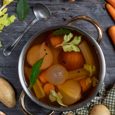 Una preparazione liquida che si ottiene dalla cottura lenta dei cosiddetti “odori” (sedano, carota , cipolla e prezzemolo), a cui talvolta vengono aggiunti anche scalogno, zucchine e pomodoro (ecc…), aromi e spezie (aglio, pepe, chiodi di garofano, bacche di ginepro, alloro o persino cannella).