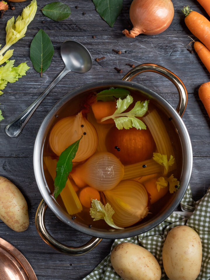 Una preparazione liquida che si ottiene dalla cottura lenta dei cosiddetti “odori” (sedano, carota , cipolla e prezzemolo), a cui talvolta vengono aggiunti anche scalogno, zucchine e pomodoro (ecc…), aromi e spezie (aglio, pepe, chiodi di garofano, bacche di ginepro, alloro o persino cannella).