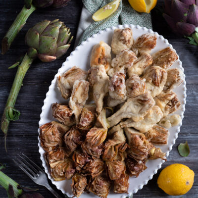 Caldi, dorati, croccanti e ricchi di gusto: i carciofi fritti sono un delizioso contorno che si può preparare in due versioni, con o senza pastella