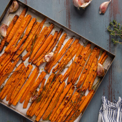 carote pronte e cotte sulla teglia aromatizzate con sapori