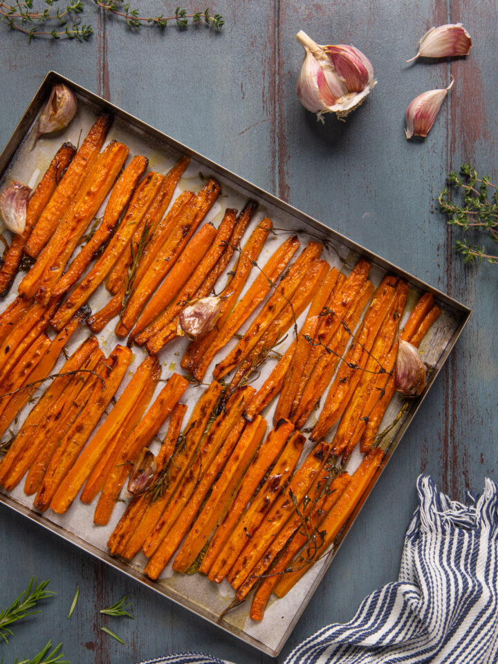 carote pronte e cotte sulla teglia aromatizzate con sapori