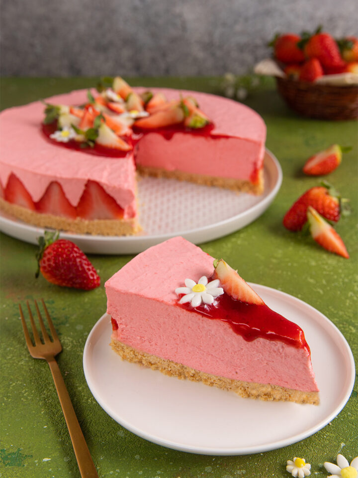 Una variante primaverile della classica cheesecake neworkese, un dolce con una base friabile di biscotti sbriciolati e una crema di formaggio dalla consistenza unica