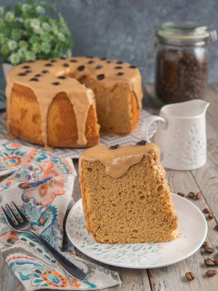 Una torta al caffè alta e sofficissima, proprio come il tessuto leggero di cui porta il nome.