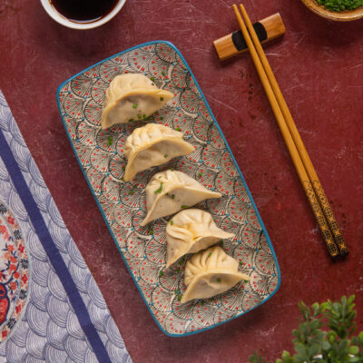 Scrigni orientali di pasta fresca sottile, con un ripieno di carne speziata da magiare con le classiche bacchette