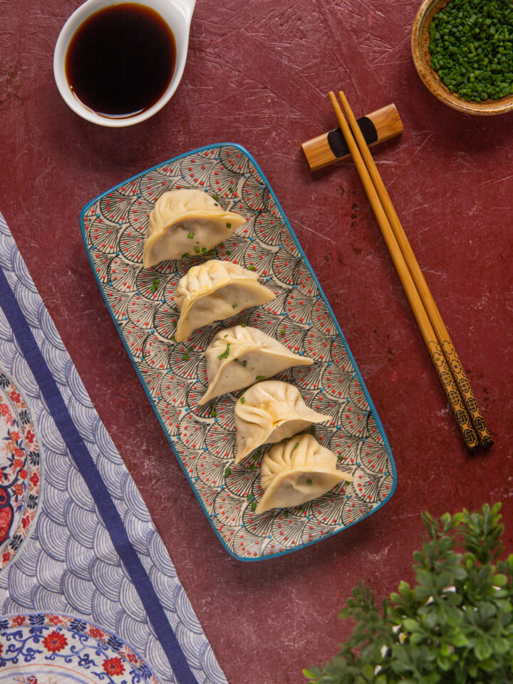 Scrigni orientali di pasta fresca sottile, con un ripieno di carne speziata da magiare con le classiche bacchette