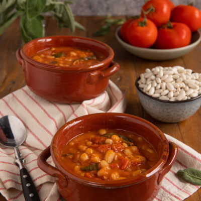 Un contorno tipico della cucina toscana, in particolare fiorentina, a base di fagioli cannellini, pomodoro, aglio e salvia, che cuoce lentamente sul fuoco ed è ideale per accompagnare carne o polenta.